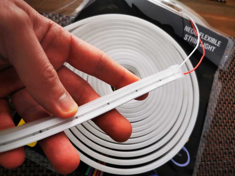 Banda led neon flexibila lumina alba calda 5 metri intrerupator sursa