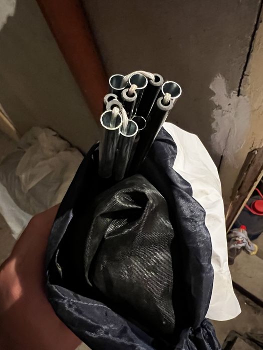 Двуместна палатка 200/140/105 см, 10 евро.