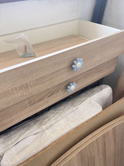 Креватче с включен матрак, обиколници и подложка за повиване