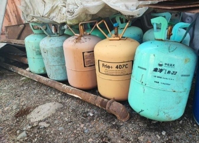 Пустые фляжки от фреона