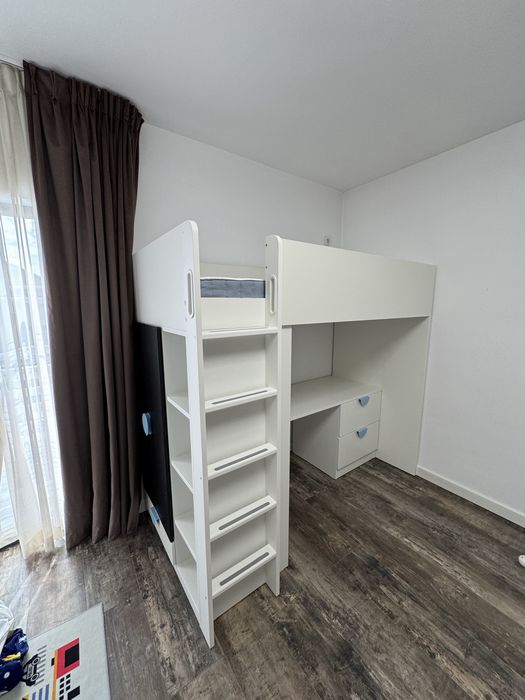 Pat supraetajat IKEA SMÅSTAD cu birou și spații de depozitare – stare foarte bună - saltea inclusa