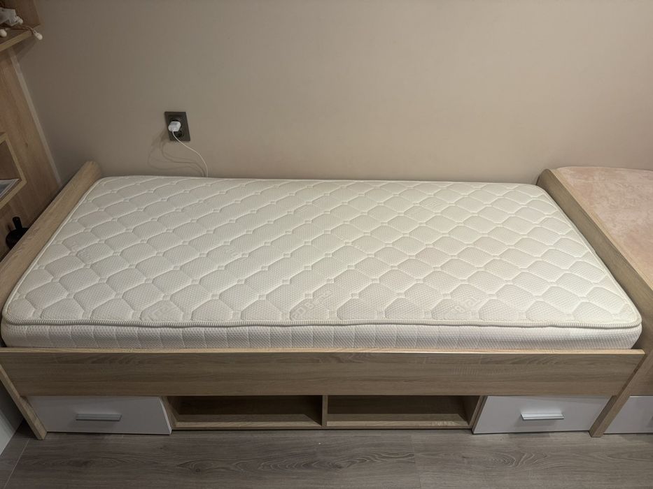 2 броя чисто нови легла с  един матрак