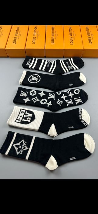 Șosete Louis Vuitton model 2026, prețul este ptr o pereche