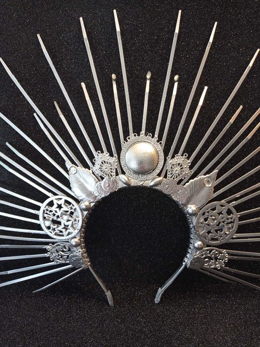 Корони, диадеми  рьчно изработени