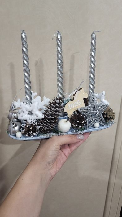 Подсвечники со свечами.