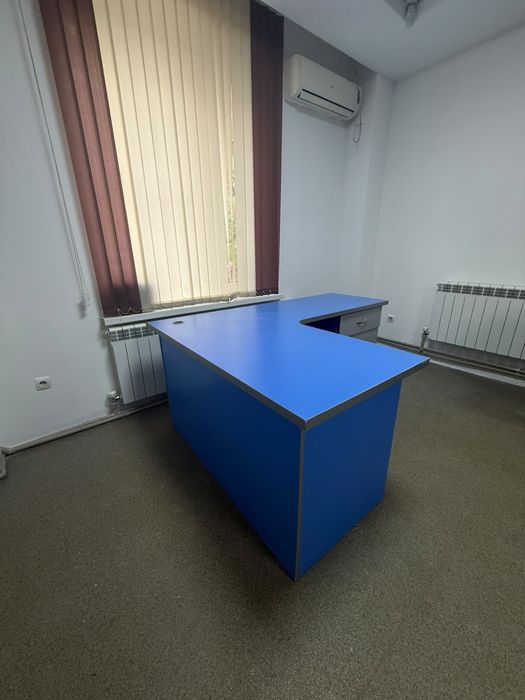 Поодам 2 офисных стола