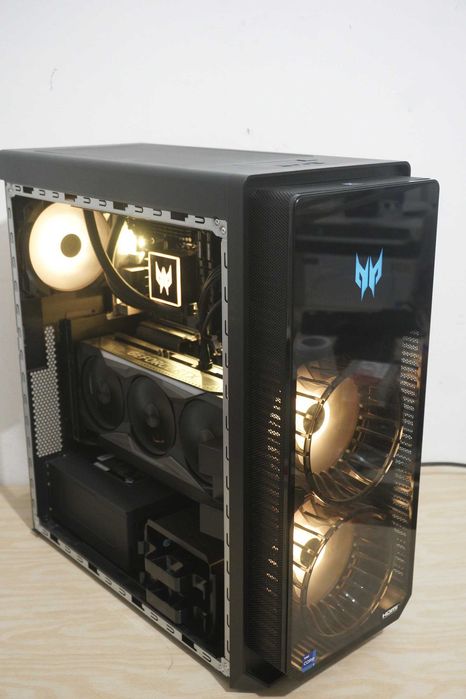 Компютърна кутия Acer Predator ATX с 3 RGB Вентилатора и PCIE Riser / Вкл.ДДС