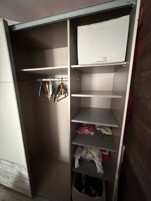 Двукрилен гардероб