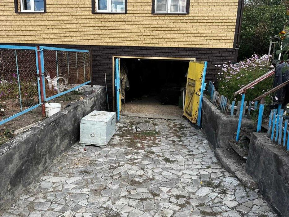 Продам двух этажный дом