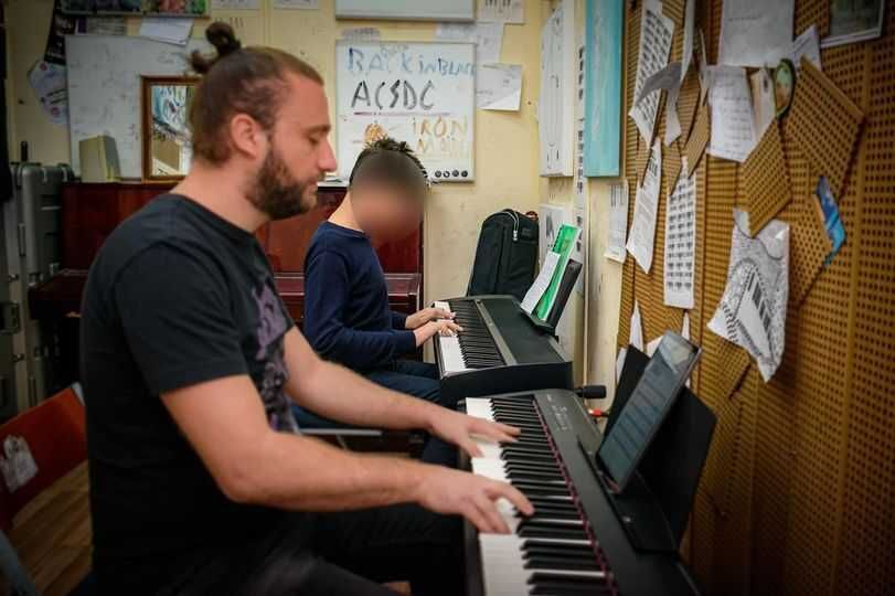 Cursuri // Lectii // Meditatii // Ore de pian, chitara si canto
