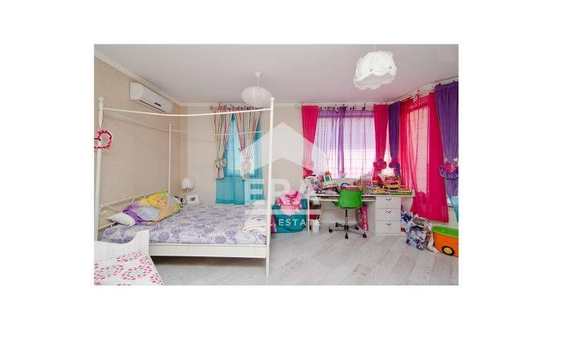 Четириетажна обзаведена къща за продажба, с барбекю зона и двор, в м-с