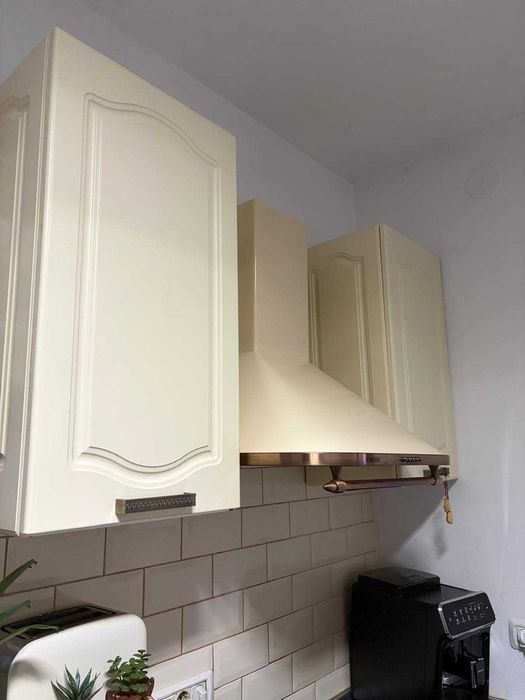 Vand mobila bucatarie,chiuveta si hota incluse in pret