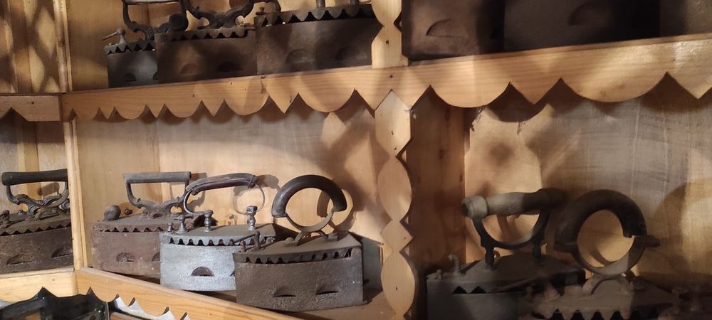 Fiere de calcat vechi.