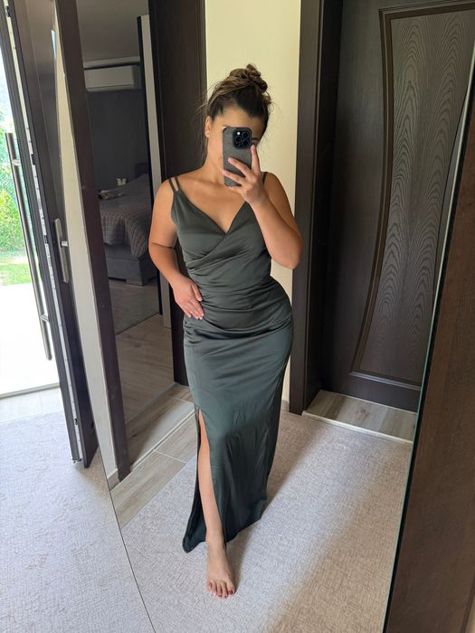 Елегантна сатенена рокля в маслиненозелено