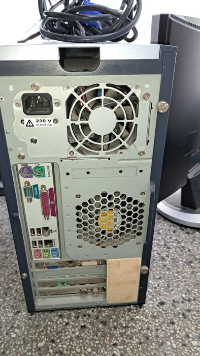 Компютър HP+монитор Samsung+два захранващи кабели+HDMI за монитора