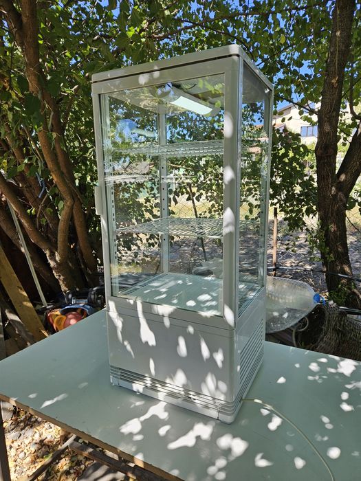 Витрина за торти сладкарски изделия сандвичи, плодове и зеленчуци и др