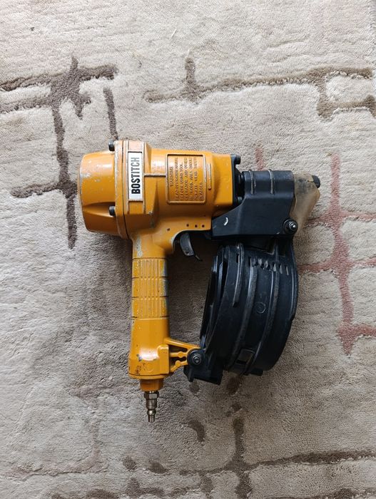 Vând pistol de bătut cuie pneumatic