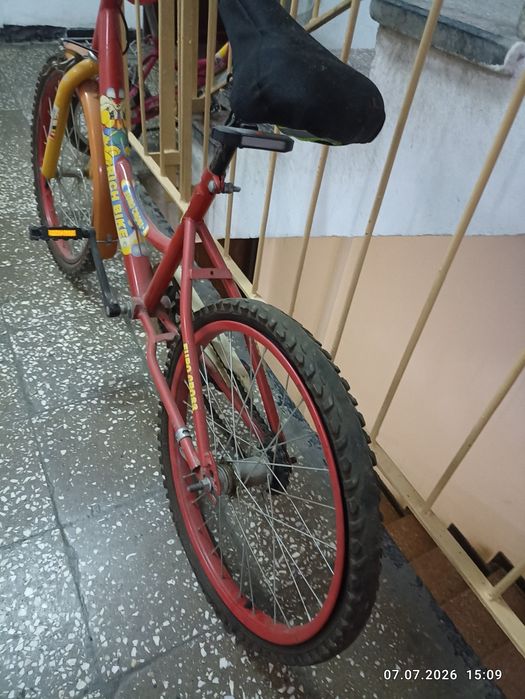 Vand 2 biciclete copii 3-6 ani cea mica si 6-10 ani cea mare.