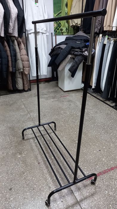 Стойка для одежды на колесиках