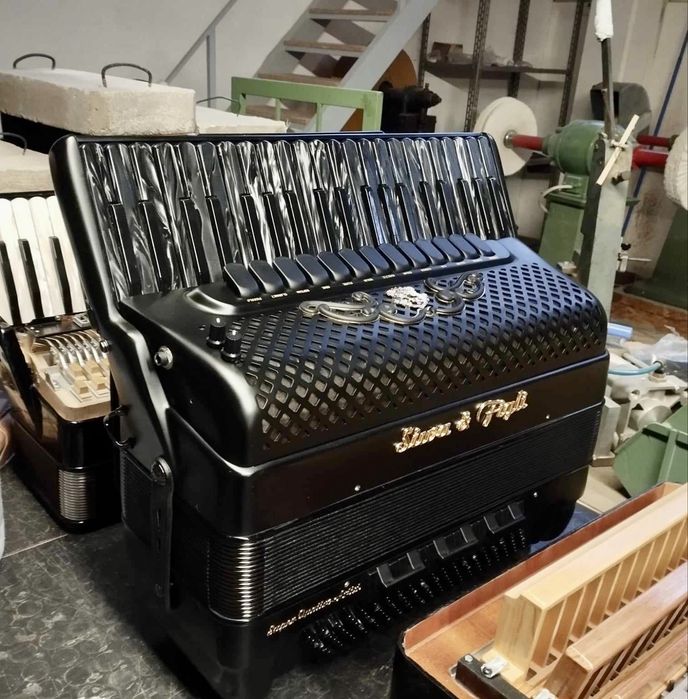 Продавам акордеон Siwa i Figli Super Quattro Artist Elegant.  Дизайнерска изработка без аналог на пазара!!!