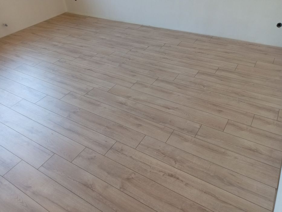 Укладка ламината, на пол и стены