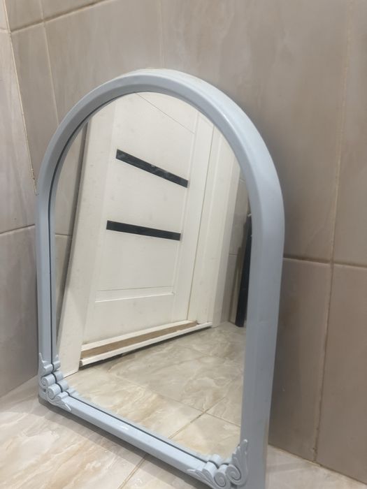 Настенное зеркало в белой раме