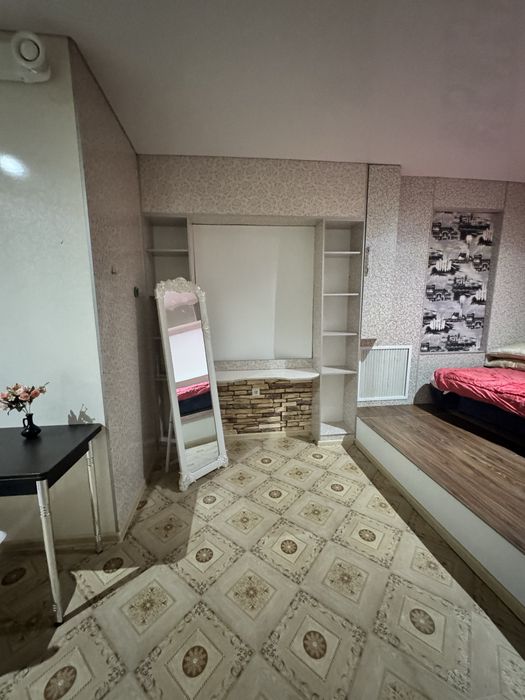 квартиру-студию в цоколе продам