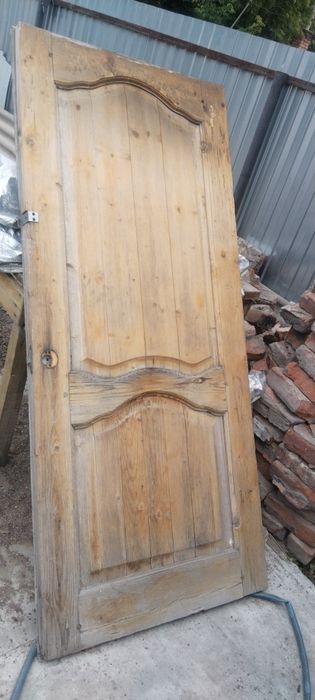 Дверь деревянная дрова доски