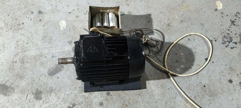 Vând motor trifazic cu cutie condensatori pentru funcționare la 220 v