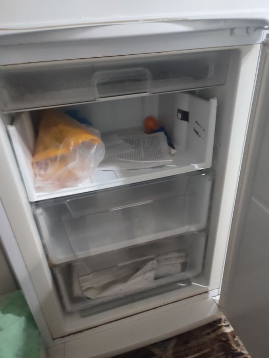 Холодильник работает