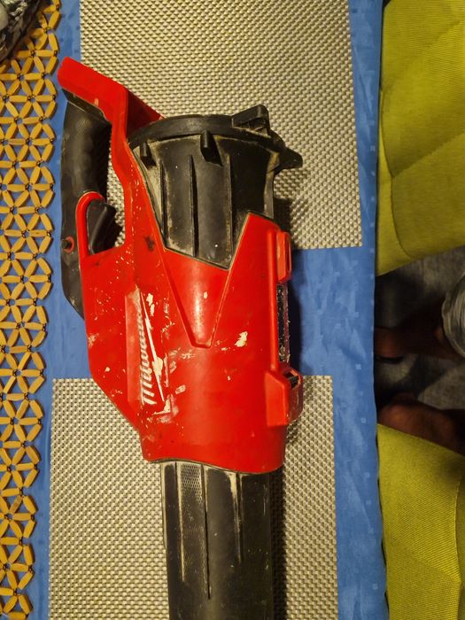 Milwaukee suflanta frunze FBL