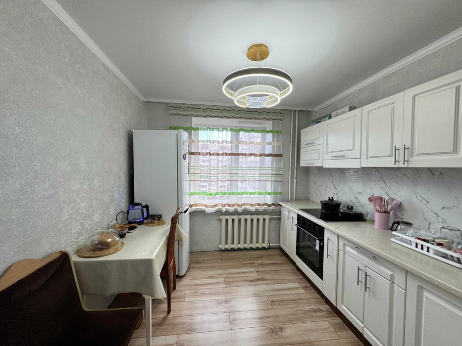 Продаем улучшенную 2 комн .кв - мкр. Степной 4, дом 10