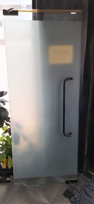 Дверь стеклянная