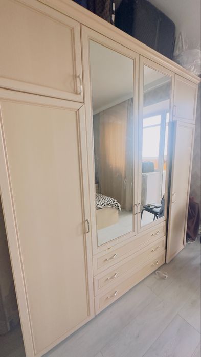 Шкаф плательный бежевый