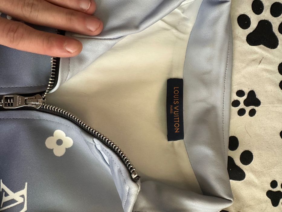 Geacă Louis Vuitton cu monogram, model zip-up.