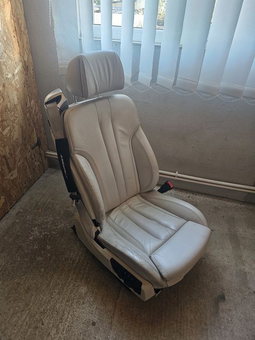 Vand scaun bmw in stare buna