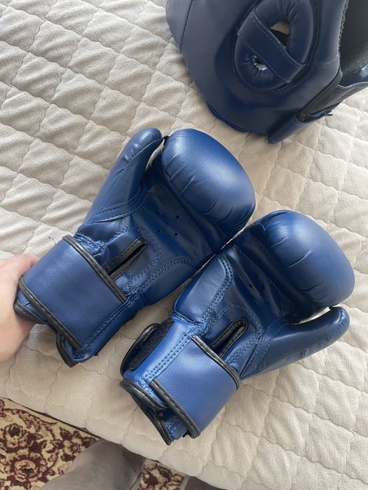 Продам боксерские перчатки и шлем.