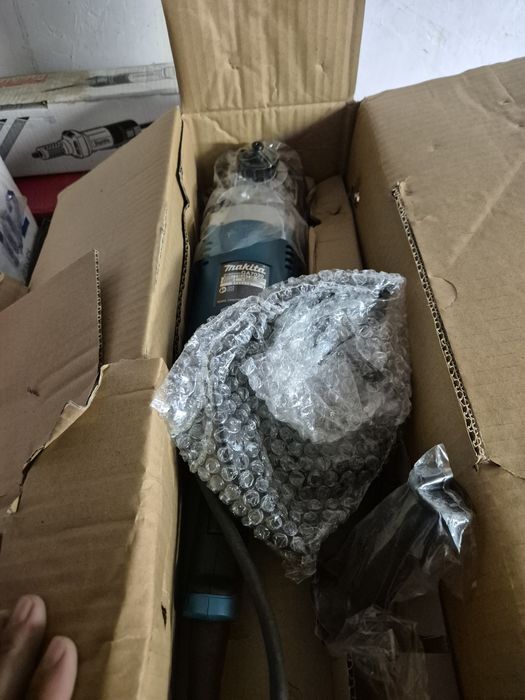 Болгарка марки Макита