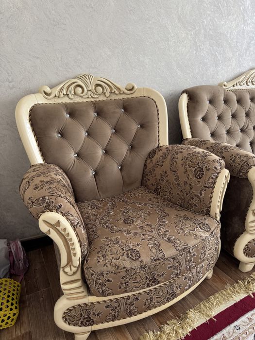 Диван и 2 кресла комплект.