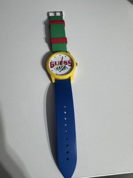 Часовник Guess colores