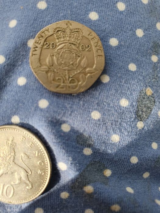 Vând monede cu regina Elisabeta din 2002 și 2006