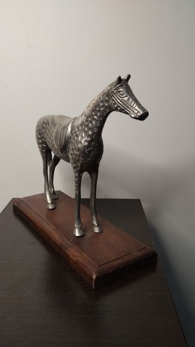 Много красива и различна статуетка на кон.