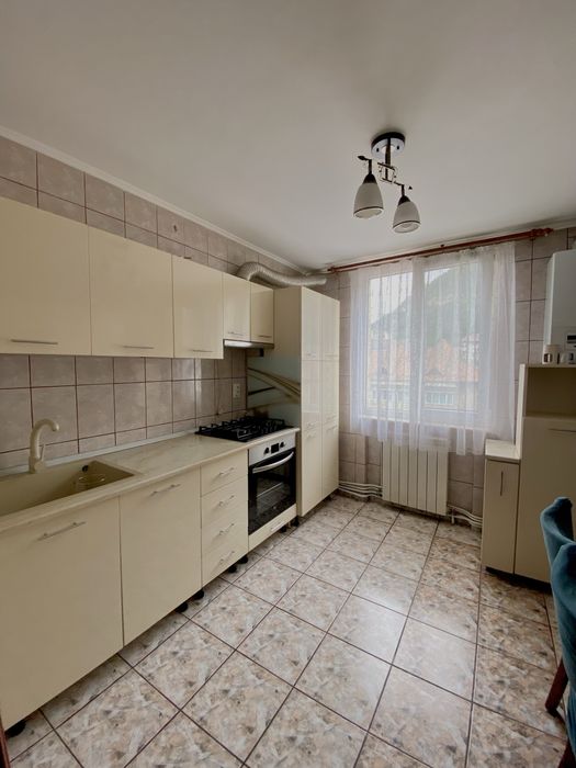 Apartament 3 camere de ÎNCHIRIAT - zona centrala, Bld Traian, foarte aproape de Scoala 2 si Spitalul Judetean.