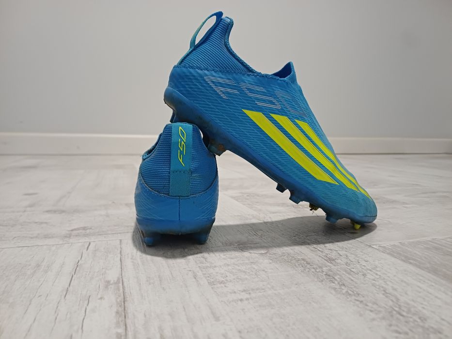 Vand ghete de fotbal adidas f50 albastri leauge fara sireturi,utilizat de 2-3 ori