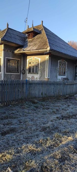 Casă de vanzare pe Valea Bistritei la stradă, lângă școală Pr. Pântei