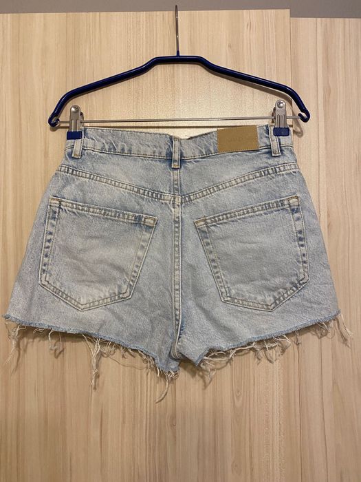 Продавам деним шорти Pull&Bear и една пола - светло зелено