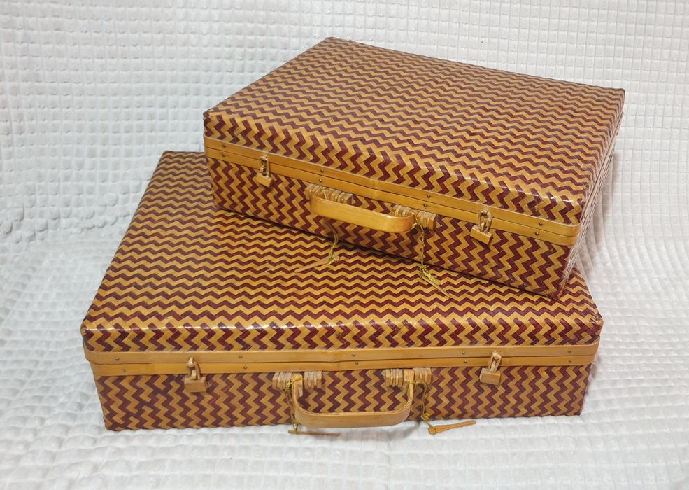 Чифт екзотични плетени куфари.