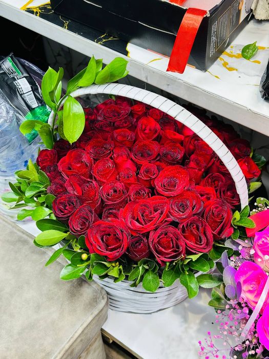 Savatli korzinkali gullar jivoy atirgul roziviy