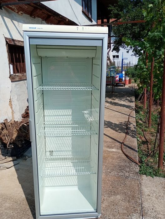 Продавам два броя хладилни витрини и фризери