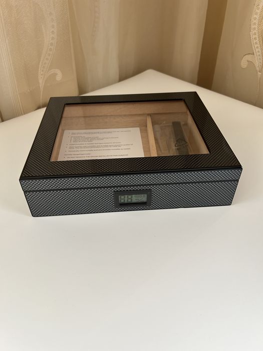 Хумидор за 30 пури – испански кедър, карбонов дизайн, хигрометър